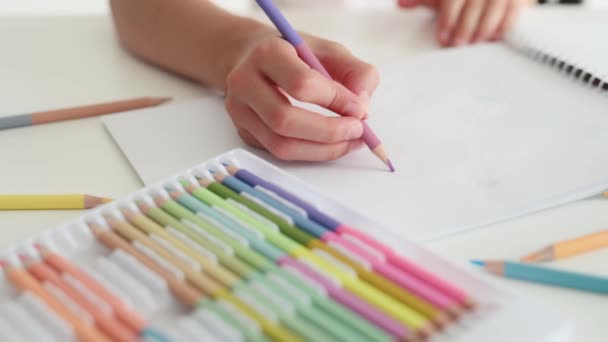 Kinderhandzeichnung Mit Buntstiften Aus Bunter Palette Auf Weißem Papier Person — Stockvideo