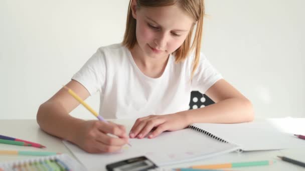 Χαριτωμένο Κορίτσι Ζωγραφίζει Κηρομπογιές Λευκό Χαρτί Και Κάθεται Στο Τραπέζι — Αρχείο Βίντεο