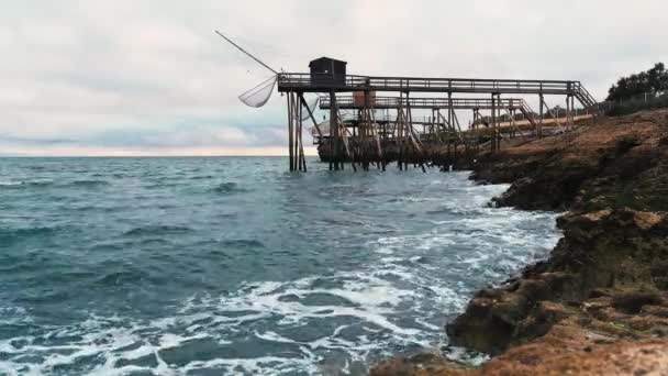 Stenig Havsstrand Saint Palais Frankrike Med Fiskestuga Kvällstid Ocean Kust — Stockvideo
