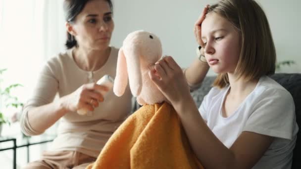 Mutter Misst Temperatur Kranke Tochter Mit Grippeviren Und Kind Hält — Stockvideo