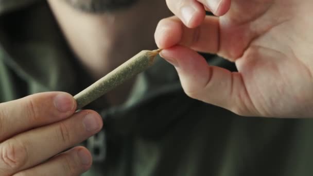 Homme Tordant Joint Marijuana Cbd Cannabis Gros Plan — Video