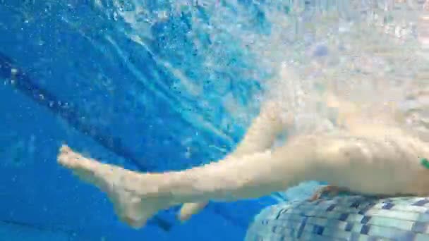 Young Girl Moves Her Legs Underwater Swimming Pool — Stock Video