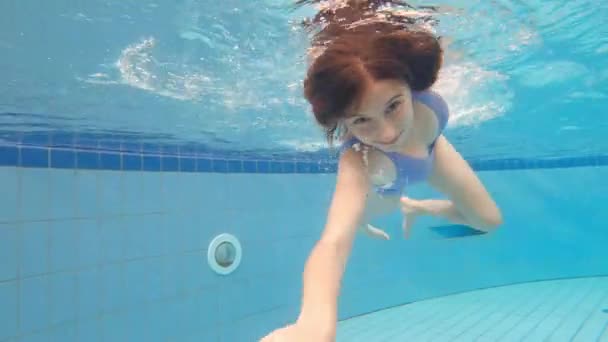 Linda Niña Con Nadar Bajo Agua Una Piscina — Vídeo de stock