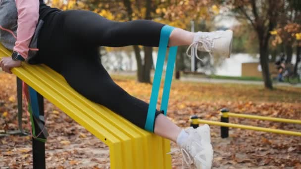 Fitnessmeisje Doet Beentraining Met Elastische Elastiekjes Het Najaarspark Sport Vrouw — Stockvideo