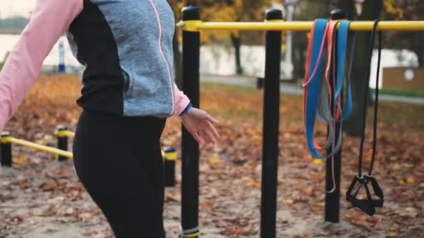 Γυμναστήριο Κορίτσι Άσκηση Στο Πάρκο Φθινόπωρο Αθλητισμός Νεαρή Γυναίκα Κατά — Αρχείο Βίντεο