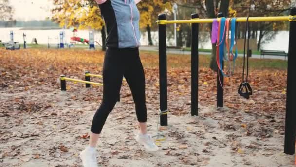 Dziewczyna Fitness Skacze Ćwiczy Świeżym Powietrzu Sport Młoda Kobieta Podczas — Wideo stockowe