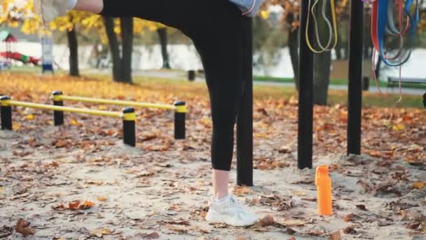 Fitness Kızı Bacaklarını Açık Havada Açmak Için Esnetiyor Güz Parkında — Stok video