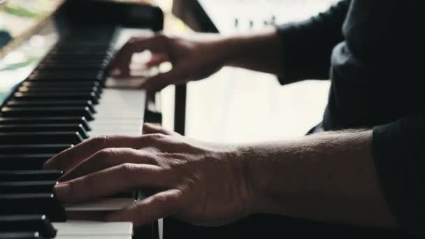 男子手弹奏钢琴键盘与激情特写和创作乐器的组成 钢琴伴奏古典音乐的音乐家在室内的演唱 — 图库视频影像