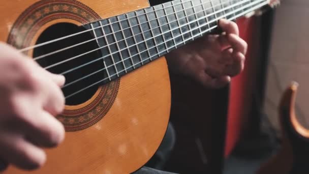 手弹奏吉他 拿着跳板 用手指特写触摸琴弦 音乐家吉他手在音乐录音室的演出 — 图库视频影像