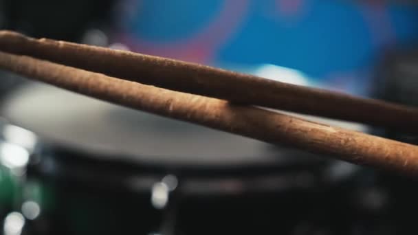 Drumsticks Und Schlagzeug Großaufnahme Musiker Spielt Auf Musikinstrument Mit Schlagstöcken — Stockvideo