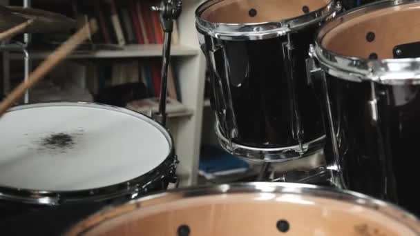 Mãos Homem Tocar Bateria Com Baquetas Músico Durante Percussão Instrumento — Vídeo de Stock