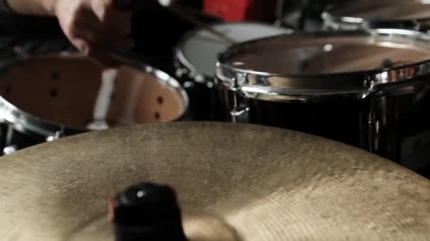 Mužské Ruce Hrající Bubny Bronzové Činely Paličkami Naživo Hudebník Při — Stock video
