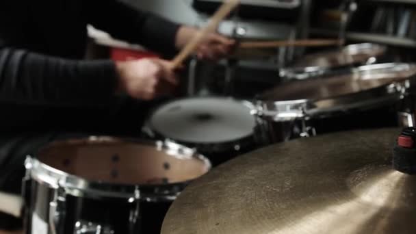 ドラムで演奏する人の手とドラムスティックで青銅のシンバルプレート 録音スタジオでのライブパーカッション楽器演奏中のミュージシャン — ストック動画