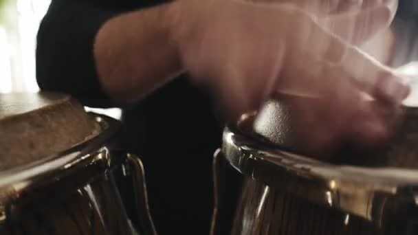 Man Handen Spelen Kongo Drums Opnamestudio Van Dichtbij Bekijken Guy — Stockvideo