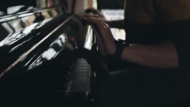 在录音室里 男人用手打开钢琴来弹奏音乐 美丽的乐器 钢琴的演奏 — 图库视频影像