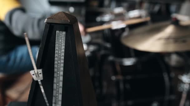 音楽リズムのための機械的なメトロノームとドラムと音楽学校での接触測定 音楽家やソングクリエイターのための古典的なツール — ストック動画