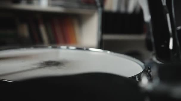 Músico Com Baquetas Tocando Bateria Ritmo Rápido Música Vivo Closeup — Vídeo de Stock