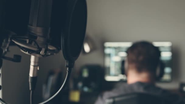 Microfono Studio Registrazione Primo Piano Uomo Con Apparecchiature Mixer Audio — Video Stock