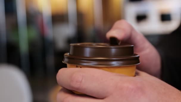 Elleri Plastik Kahve Fincanının Kapağını Açar Geri Dönüşüm Kupasında Sıcak — Stok video