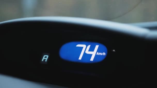 Autó Sebességmérő Műszerfala Növekvő Sebességet Mutat Kilométerben Óránkénti Közelségben Auto — Stock videók