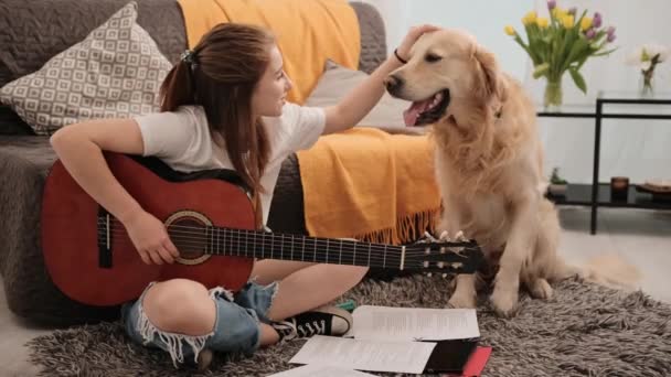 Jeune Adolescente Tenant Guitare Caressant Chien Golden Retriever Parler Avec — Video