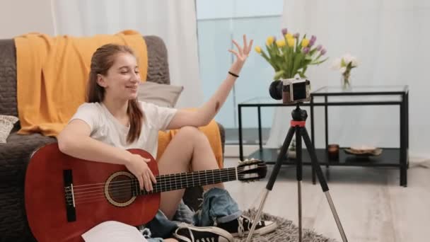 기타를 소녀는 추종자들에게 라이브 스트림을 만들고 연주를 가르치고 있습니다 미디어 — 비디오
