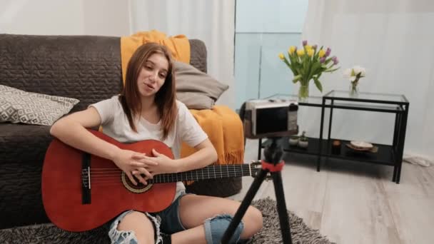 Jeune Adolescente Avec Guitare Makig Vidéo Avec Caméra Comment Jouer — Video