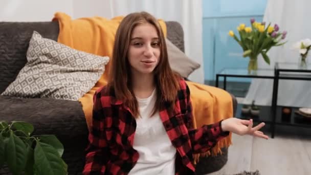 Genç Bir Kız Çevrimiçi Blog Kanalı Için Kamerayla Video Çekiyor — Stok video