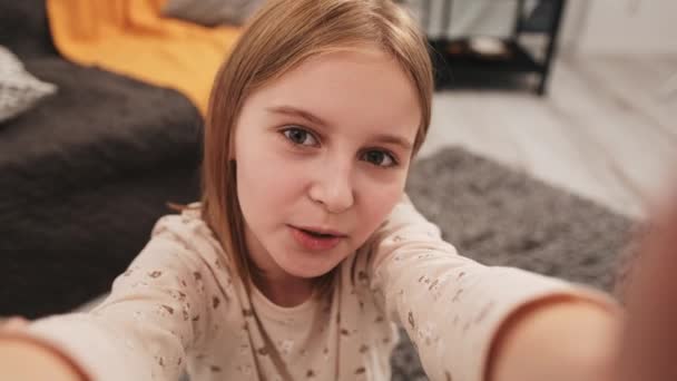 家庭からのカメラのスマートフォンでライブストリームを作る18人の女の子のインフルエンサー ソーシャルメディアのブログのためのビデオコンテンツを記録するかわいい子供 — ストック動画