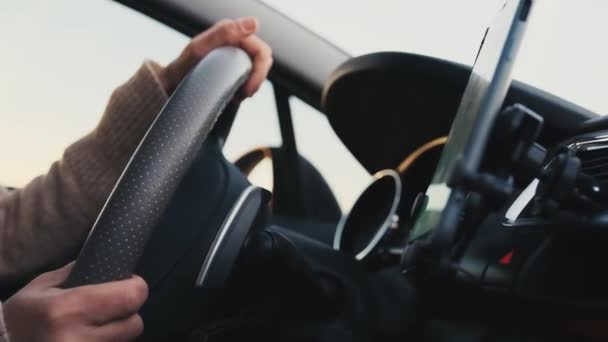 ステアリングホイール上の女性の手のドライバは 女性の道路 スローモーションで車を運転 スマートフォンでGpsナビゲーションを使用する — ストック動画