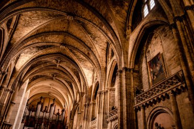 Bordeaux, Fransa - 28 Ağustos 2022: Bordeaux Katedrali içinde, Roma Katolik Aziz Andrew Kilisesi. Meşhur Bordeaux turist imzalı bina.