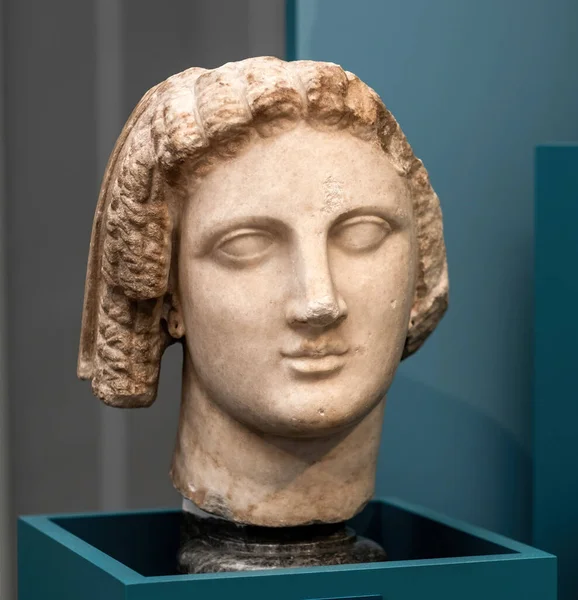 德国柏林 2019年9月18日 柏林博物馆的雕塑半身像与伊希斯的卷曲一起被毁 德国艺术展的女神像负责人 — 图库照片