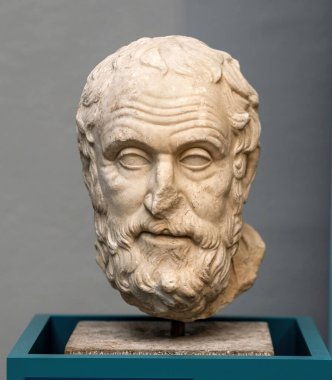 Berlin, Almanya - 18 Eylül 2019: Karneades 'in Berlin müzesindeki heykel büstü. Almanya 'daki sanat sergisinde heykel başı