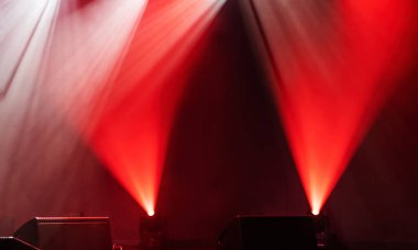 Bedava sahnede ışık, arka planda kırmızı spot ışıkları olan sahne