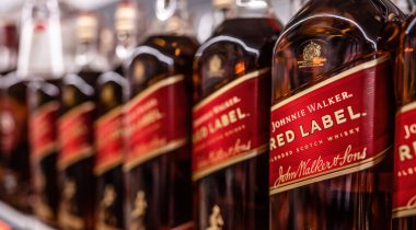 Viski Red Label şişeleri süpermarkette yakın planda. Dükkandaki parti için alkollü içecek. Poznan, Polonya, 2020-09-06