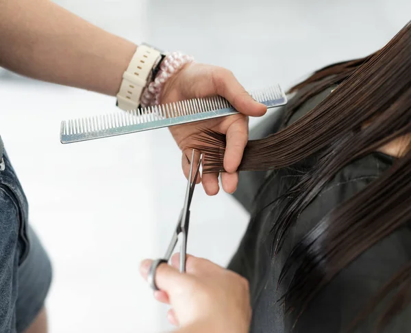 理发师手用剪刀剪头发 在美容院理发 理发店美容过程中的女孩 — 图库照片
