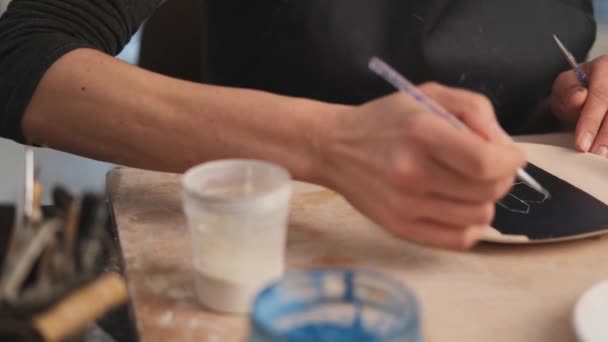 Closeup View Artists Hands Painting Clay Ceramic Plates Potter Workshop — Stock videók