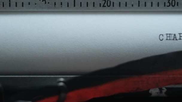 言葉第一章白紙の上に黒インクで印刷されたヴィンテージタイプライター機 — ストック動画