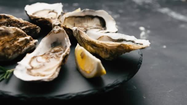 Raw Luxury Oysters Lemon Rosmarine Romantic Dinner Man Woman Take — Stok video