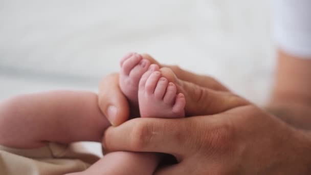 Πατέρας Κρατούσε Μικρά Πόδια Νεογέννητου Μωρού Στα Χέρια Του Γονέας — Αρχείο Βίντεο