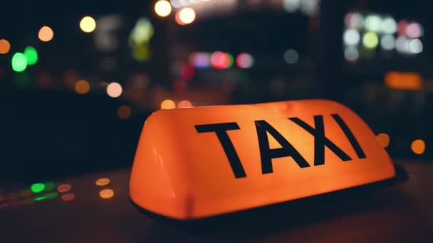 Taxi Voiture Lumière Sur Rue Sombre Nuit Avec Éclairage Panneau — Video