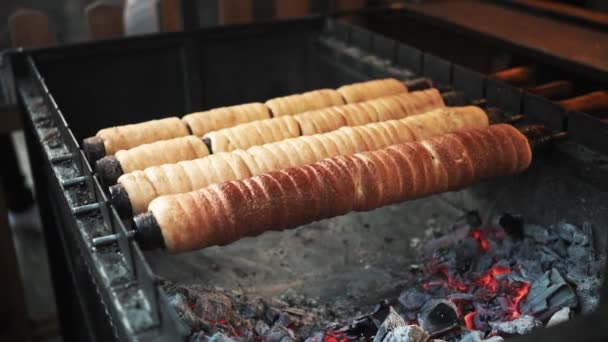 Trdelnik Traditional Sweet Bun Cooking Fire Wrapped Stick Rolled Cinnamon — Vídeo de stock