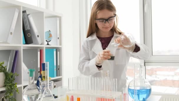 Шкільна Дівчина Захисних Окулярах Робить Тест Рідинами Хімічному Класі Жіночий — стокове відео