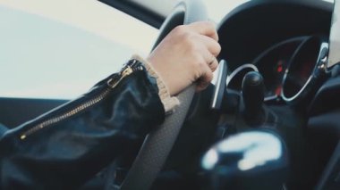 Direksiyonda kadın eller, yolda araba süren kadın, ağır çekim..