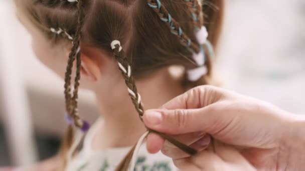 Barber Braiding Pigtail Hairstyle Child Girl Salon Hairdresser Hands Kid — Vídeo de Stock
