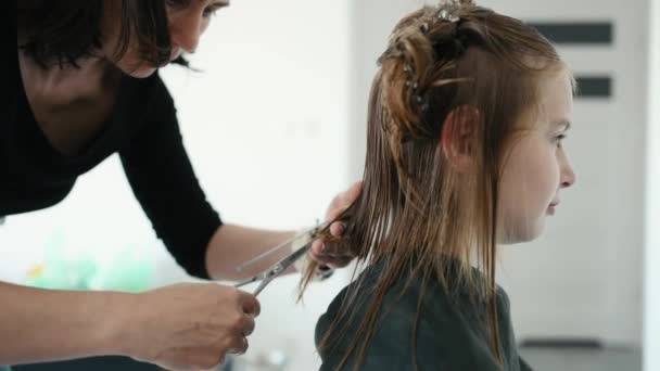 Hairdresser Makes Haircut Preteen Girl Scissor Female Child Beauty Salon — Vídeo de stock