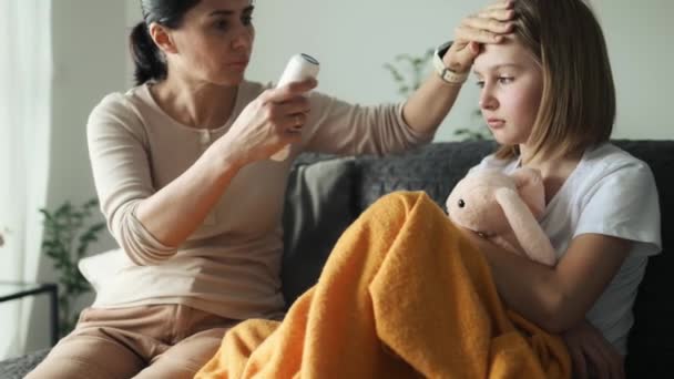 Mama Care Măsoară Temperatura Fiică Bolnavă Virus Gripal Febră Tânăra — Videoclip de stoc