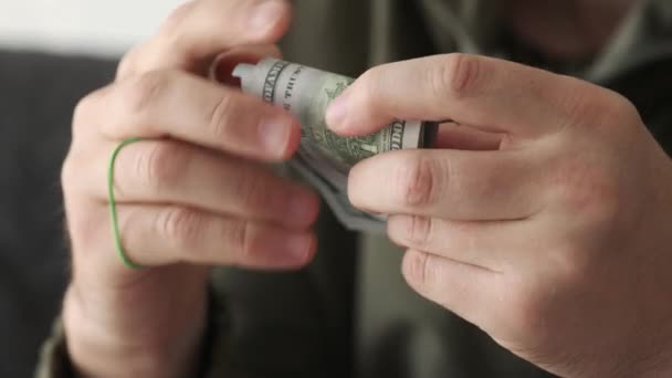 Άνθρωπος Στρίβοντας Στα Χέρια Αμερικανικά Δολάρια Χαρτονομίσματα Κοντινό Πλάνο Άποψη — Αρχείο Βίντεο