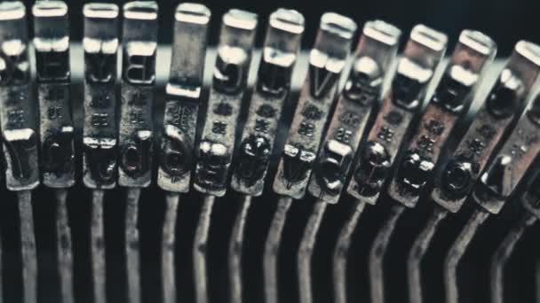 旧式手动打字机在复古打字机上打字的打字键 关闭视图 — 图库视频影像