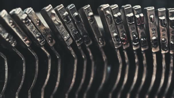 Eski Bir Daktilonun Daktilo Tuşlarındaki Harfler Numaralar Retro Yazma Makinesinde — Stok video